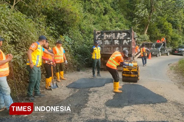 Pemakab Bondowoso melalui BSBK tengah melakukan rehabilitasi di salah satu ruas jalan menuju Taman Wisata Alam Ijen (FOTO: Moh Bahri/TIMES Indonesia)