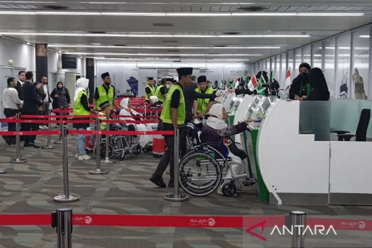 Petugas Bandara Soetta saat melayani sejumlah calon haji untuk melakukan pemeriksaan keimigrasian sebelum berangkat ke Tanah Suci. (ANTARA/Azmi Samsul Maarif).