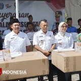 Dinkes Ponorogo Serahkan Bantuan Alkes kepada 21 Pondok Pesantren