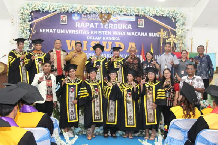 Unkriswina Sumba menggelar wisuda 217 mahasiswa.(FOTO: Habibudin/TIMES Indonesia)