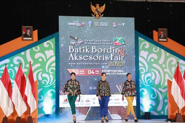 Fashion show karya wastra berbalut bordir saat peringatan Satu Dasawarsa Persadir Jatim di Batik Bordir dan Aksesoris Fair 2025 Grand City Surabaya, Sabtu (3/5/2025). (Foto: Dok.Persadir)