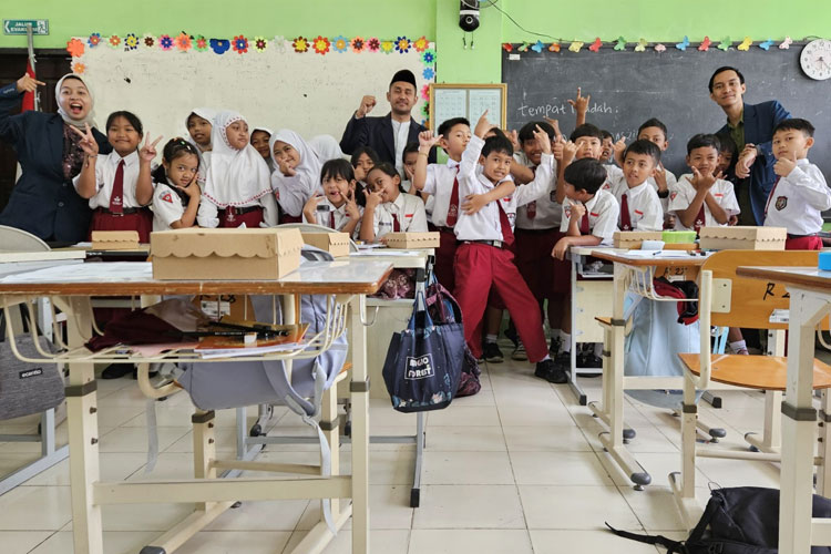 Dosen Fakultas Ilmu Pemerintahan Universitas Brawijaya (UB), Andi Setiawan, S.IP., M.Si., bersama siswa-siswi SD Negeri 02 Temas, Kota Batu, Rabu (7/5/2025).
