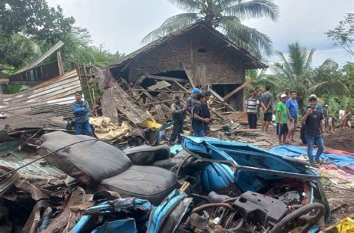 Angkot rombongan guru ringsek diseruduk truk muatan pasir di Purworejo. (Foto: Istimewa)