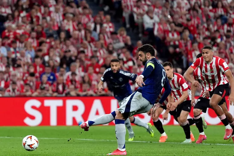 Kapten Bruno Fernandes mencetak gol dari titik putih saat leg pertama semifinal Liga Europa melawan Athletic Bilbao.
