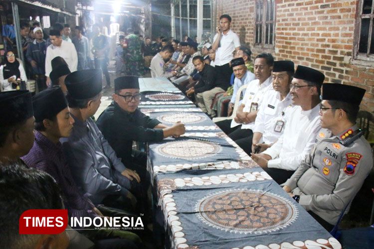 Bupati Magelang, Kepala Dinas Pendidikan dan Kebudayaan dan Kapolresta Magelang, saat berada di rumah duka, salah saru korban kecelakaan di Kalijambe Purworejo. (FOTO: Hermanto/ TIMES Indonesia)