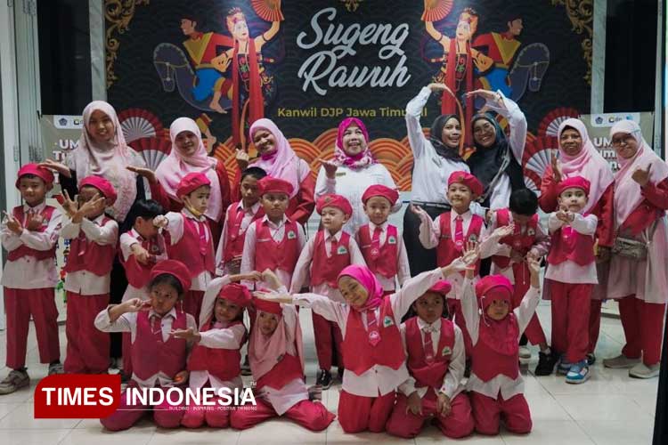Guru-dan-siswa-TK-Al-Yalu.jpg