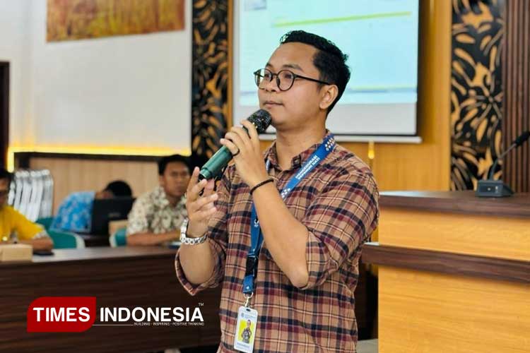 Penyuluh Pajak Hafid Kartika sedang menjelaskan materi edukasi Coretax Instansi Pemerintah. (FOTO: AJP TIMES Indonesia)