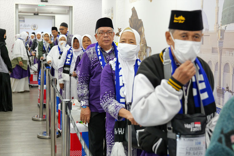 Jemaah haji Indonesia saat tiba di Bandara Mohammad bin Abdul Aziz Madinah. Saat ini PPIH) Arab Saudi mulai menyiapkan berbagai layanan penting di Kota Makkah. (foto: MCH 2025)