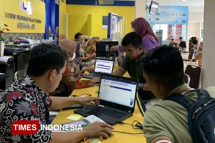 Petugas Pajak KPP Pratama Singosari membantu pelaporan SPT Tahunan Wajib Pajak. (FOTO: AJP TIMES Indonesia)