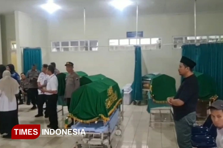 Salah satu korban dari 11 yang meninggal dunia nampak sedang dishalatkan di RSUD Purworejo, sebelum diberangkatkan ke rumah duka di Magelang.(FOTO : Sutrisno/TIMES Indonesia)