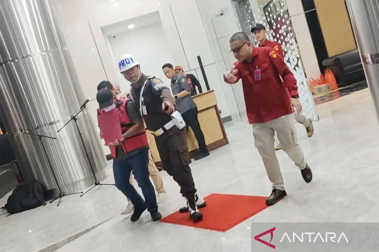 Kejaksaan Agung menggiring tersangka kasus perintangan penanganan perkara berinisial MAM menuju mobil tahanan di Gedung Kejaksaan Agung, Jakarta, Kamis (8/5/2024). (ANTARA)
