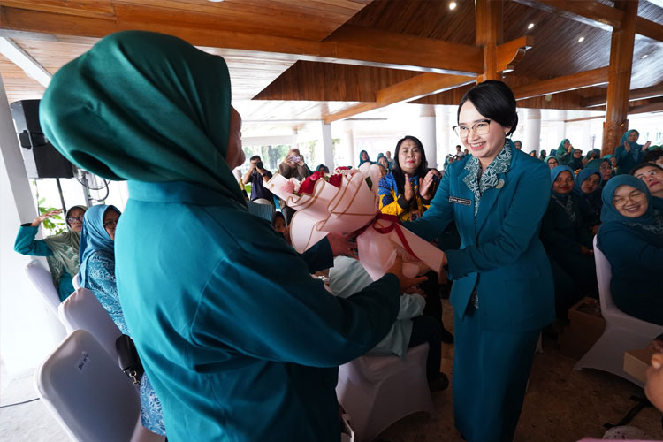 Ketua TP PKK saat memberikan tali asih kepada Kader yang telah mengabdi puluhan tahun (Foto/Diskominfo Kabupaten Kediri)