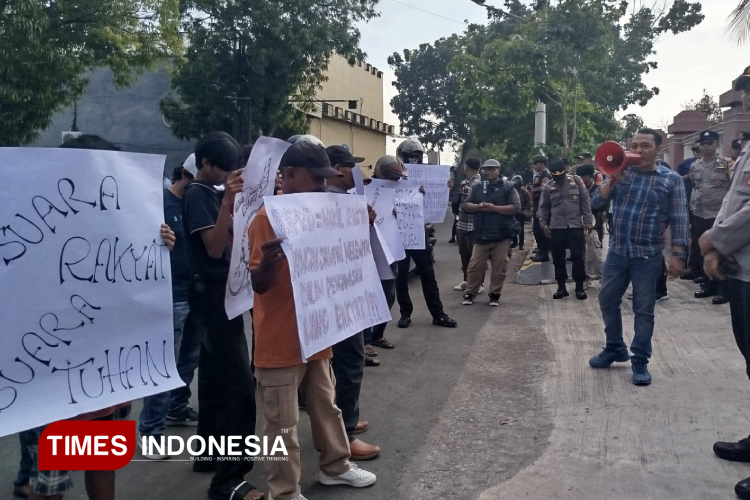 Korlap GERTAK berorasi di depan gedung DPRD Kota Madiun. (Foto: Yupi Apridayani/TIMESIndonesia)