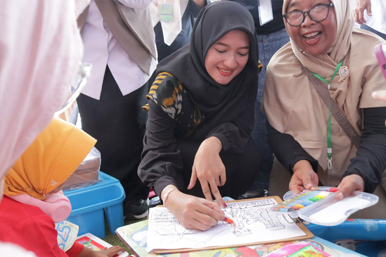 Ning Marisa Juwitasari Moh. Haris, mewarnai gambar di momen Harjakapro 2025. (Foto: Dok. Kominfo/TIMES Indonesia)