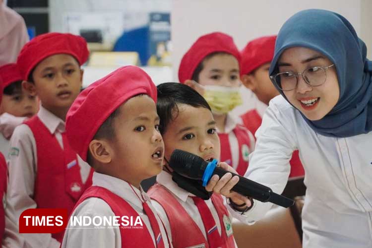 Pegawai pajak berinteraksi dengan siswa didik Taman Kanak-Kanak (TK) Al Ya’lu. (FOTO: AJP TIMES Indonesia)