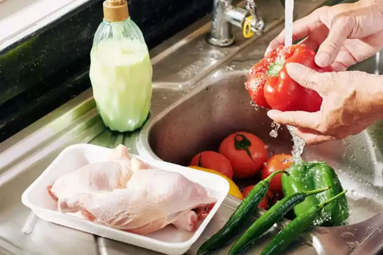 Mencuci bahanan makanan sebelum dimasak membantu membersihkan kotoran. Namun ada beberapa jenis makanan yang tidak perlu dicuci sebelum memasaknya.