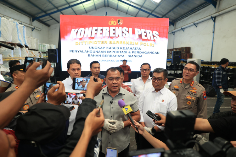 perdagangan-ilegal-sianida-b.jpg