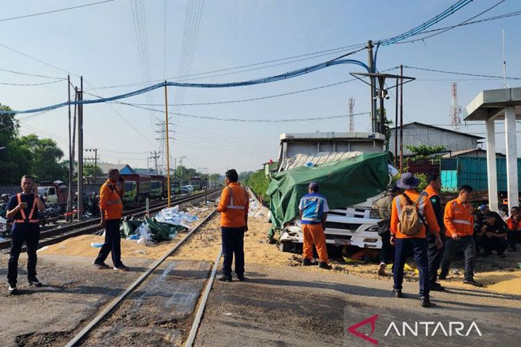 Truk Tertabrak KA Harina di Semarang, Sopir Tewas di Tempat
