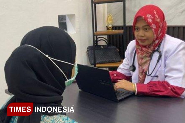 Sosok dr Refika Agustine pasang tarif seikhlasnya kepada pasiennya di Ponorogo (Foto:dr Refika A/TIMES Indonesia)