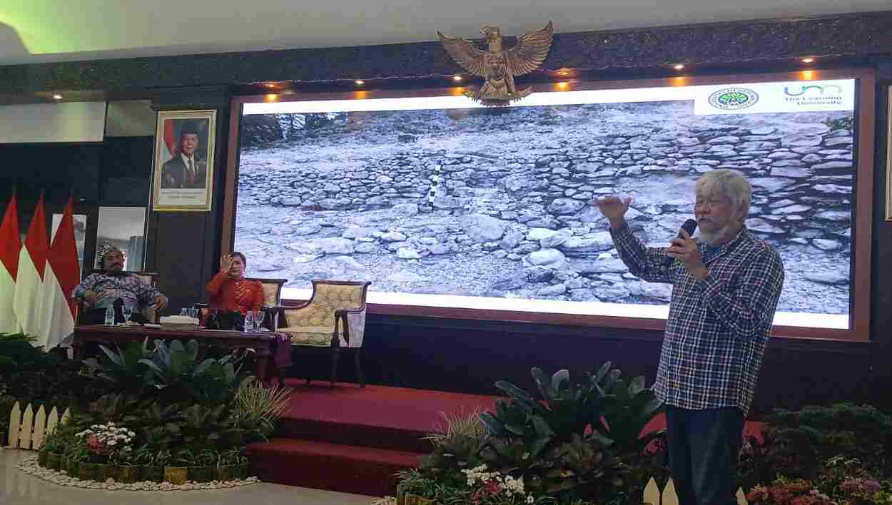 Prof Ismail Lutfi, pakar sejarah UM, memaparkan jejak peradaban di Gunung Argopuro. (Foto: Jalil/TIMES INDONESIA)