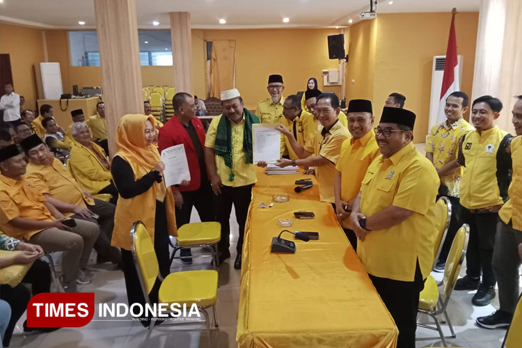 Ali Mufthi saat menyerahkan kelengkapan syarat pendaftaran sekaligus sebagai kader pertama sebagai bakal calon Ketua DPD Partai Golkar Jawa Timur, Jumat (9/5/2025).(Foto: Lely Yuana/TIMES Indonesia)