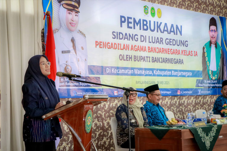 Program sidang di luar gedung dibuka Bupati Banjarnegara dr Amalia Desiana di Aula Kantor Kecamatan Wanayasa. (FOTO: Kominfo for TIMES Indonesia)