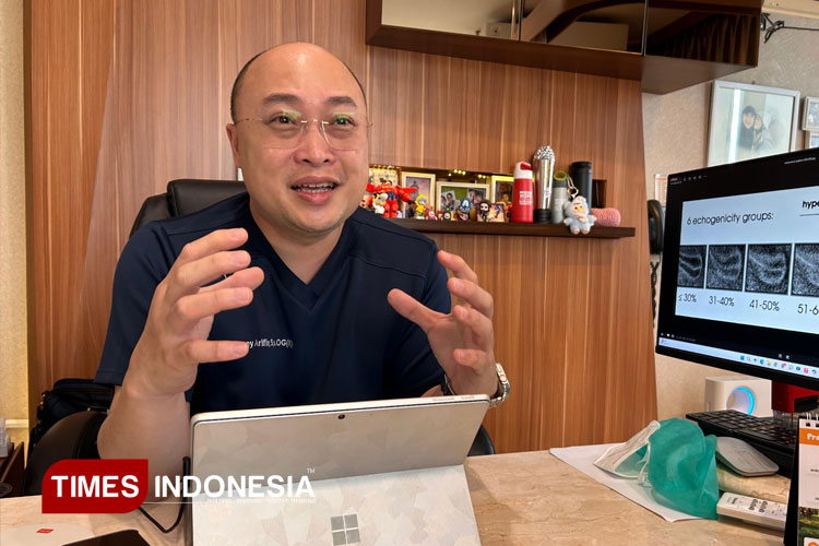 Dokter Obgin Morula IVF Surabaya, dr. Benediktus Arifin, MPH, SpOG(K), FICS, FESICOG, FIICOG, menjelaskan prosedur Egg Freezing, Jumat (9/5/2025). (Foto: Lely Yuana/TIMES Indonesia)