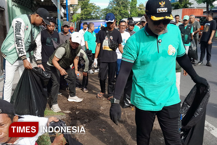 Jalan Santai: Gus Haris ditemani jajaran forkopimda beserta warga Probolinggo. (Foto: Fafa Harowy/TIMES Indonesia)