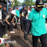 Spontan, Bupati Probolinggo Pimpin Aksi Pungut Sampah saat Jalan Santai Harjakapro