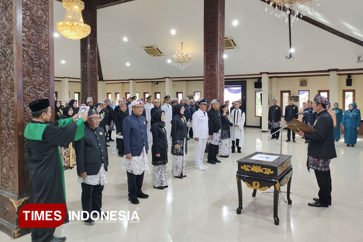 Bupati Lamongan Yuhronur Efendi melantik puluhan pejabat tinggi pratama, administrasi, dan pengawas di lingkungan Pemkab Lamongan di Pendopo Lokatantra, Jumat (9/5/2025). (Foto: Moch. Nuril Huda/TIMES Indonesia)