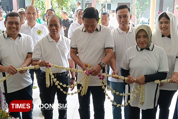 Bupati Lamongan Yuhronur Efendi saat meresmikan Poli Bedah Mulut dan Gedung Instalasi Farmasi di RSUD dr. Soegiri Lamongan, Jumat (9/5/2025). (Foto: Moch. Nuril Huda/TIMES Indonesia)