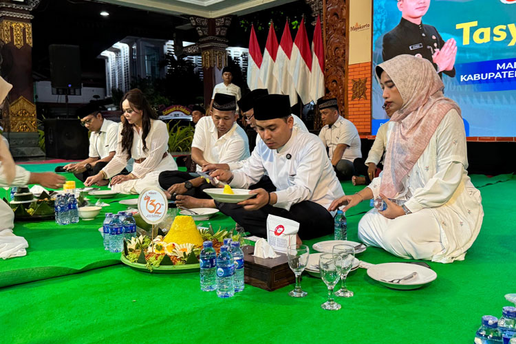 Bupati Mojokerto pada saat tasyakuran 732 tumpeng di Pendopo Graha Majatama, Pemkab Mojokerto. (Foto: Dok. Kominfo Kabupaten Mojokerto)