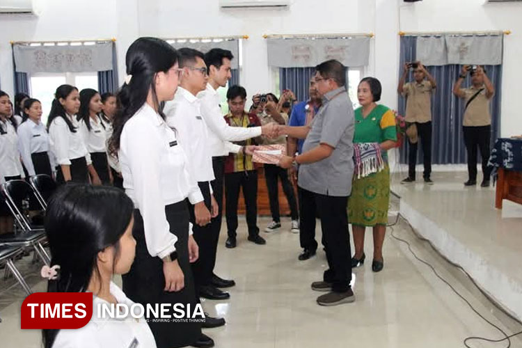 Bupati Sumba Timur Umbu Lili Pekuwali saat menyerahkan secara simbolis SK 240 CPNS. (FOTO: Habibudin/TIMES Indonesia)