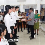 Serahkan SK 240 CPNS, Begini Pesan Bupati Sumba Timur