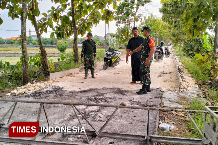 Dansatgas TMMD ke-124, Letkol Arm Ketut Wira Purbawan, turun langsung ke lokasi TMMD meninjau pengerjaan jalan. (Foto: Pendim Lamongan for Times Indonesia)