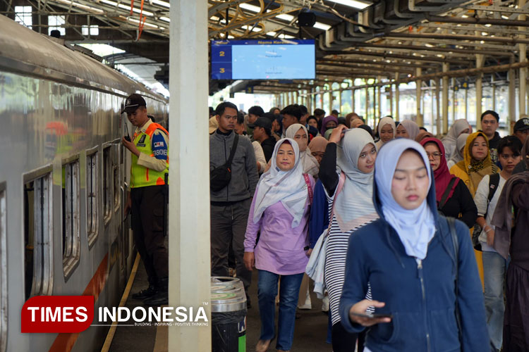 Sejumlah calon penumpang saat akan menaiki KA di stasiun Bandung, Jumat (9/5/2025) (FOTO: Humas Daop 2 Bandung/TIMES Indonesia)
