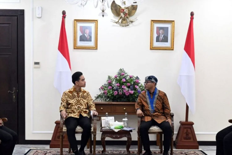 Wakil Presiden RI Gibran Rakabuming Raka (kiri) dan Ketua Umum Gerakan Mahasiswa Kristen Indonesia (GMKI) Jefri Gultom dalam pertemuan di Kantor Wakil Presiden RI, Jakarta, Jumat (9/5/2025). (Foto: BPMI Setwapres)