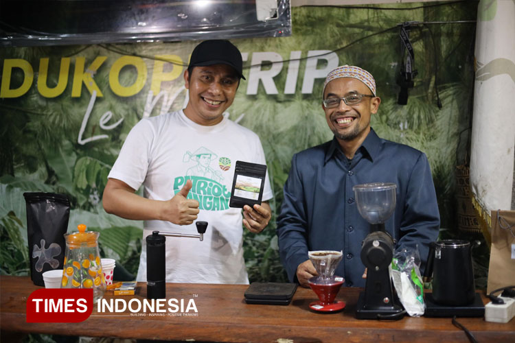 Gus-Ulum-bersama-Ketua-PW-Ansor-Jatim-Musyaffa-Syafril.jpg
