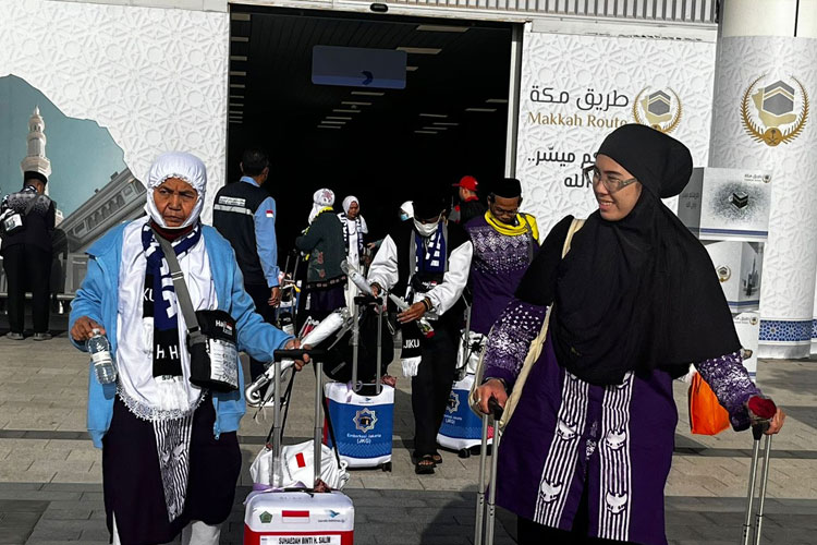 Jemaah haji Indonesia tiba di Bandara AMAA Madinah. (FOTO: MCH 2025 Kemenag RI)