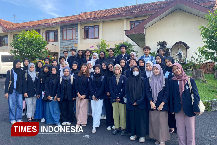 Peserta KKL Mahasiswa Sastra Indonesia Universitas Negeri Malang bersama di Perpustakaan Ordo Karmel, Biara Karmel St. AlbertusJl. Talang No. 3 Malang. (Foto: Ahmad Junaidi/Universitas Negeri Malang)