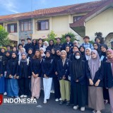Mahasiswa Sastra Indonesia UM Menelusuri Manuskrip Kuno di Perpustakaan Ordo Karmel Malang