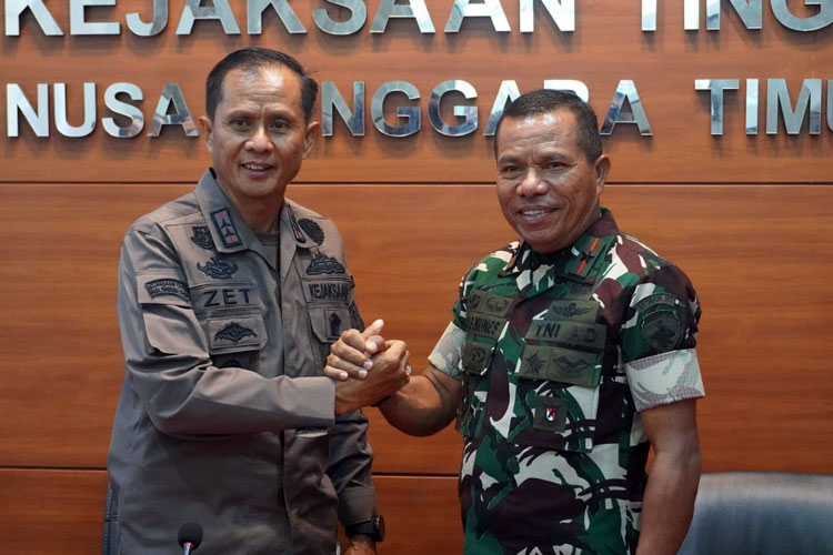 Kajati NTT Zet Tadung Allo saat menerima kunjungan Danrem 161/Wirasakti Brigjen TNI Joao Barreto Nunes.(FOTO: Kasi Penkum Kejati NTT)