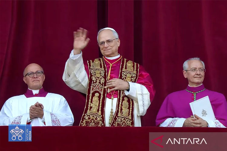 Kardinal Robert Francis Prevost dari Amerika Serikat sebagai Paus terpilih ke-267 dengan nama Paus Leo XIV menyapa ribuan umat Katolik yang berkumpul di alun-alun Basilika Santo Petrus, Vatikan, Kamis (8/5/2025) waktu setempat. (ANTARA/Vatican Media)