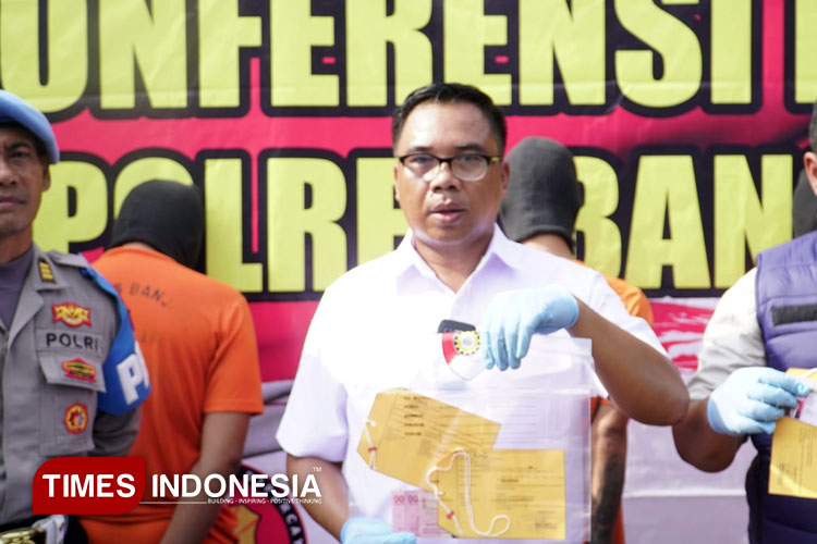 Kasat Reskrim Polres Banjar memperlihatkan alat bukti kasus penipuan yang dilakukan ASN Kemenhan gadungan. (Foto: Susi/TIMES Indonesia)