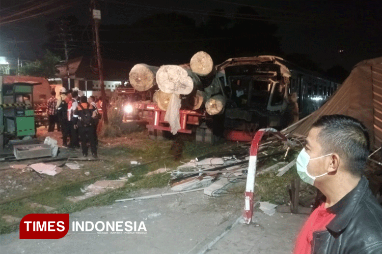 Kecelakaan antara kereta api commuter line dan truk bermuatan kayu yang menewaskan asisten masinis (Foto: Akmal/TIMES Indonesia).