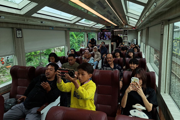 Dari balik kaca Kereta Panoramic, penumpang tidak hanya menikmati keindahan alam, tapi dapat mengabadikan gunung dan lereng selama perjalanan. (Foto: Dok.KAI)