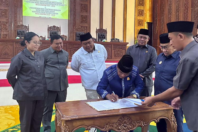 Ketua DPRD Pulau Taliabu saat Mendatangani dokumen pengesahan Bupati dan Wakil Bupati terpilih, Sashabila Mus dan La Ode Yasir. (Dok Saya Taliabu)