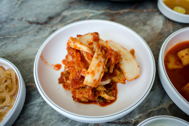 Kimchi merupakan salah satu makanan fermentasi probiotik yang baik untuk kesehatan perncernaan dan kulit. (Foto: Pexels)