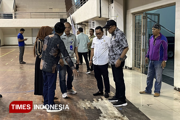 Komisi D DPRD Kota Malang saat melakukan sidak Gor Ken Arok jelang Porprov Jatim 2025. (Foto: Rizky Kurniawan Pratama/TIMES Indonesia)
