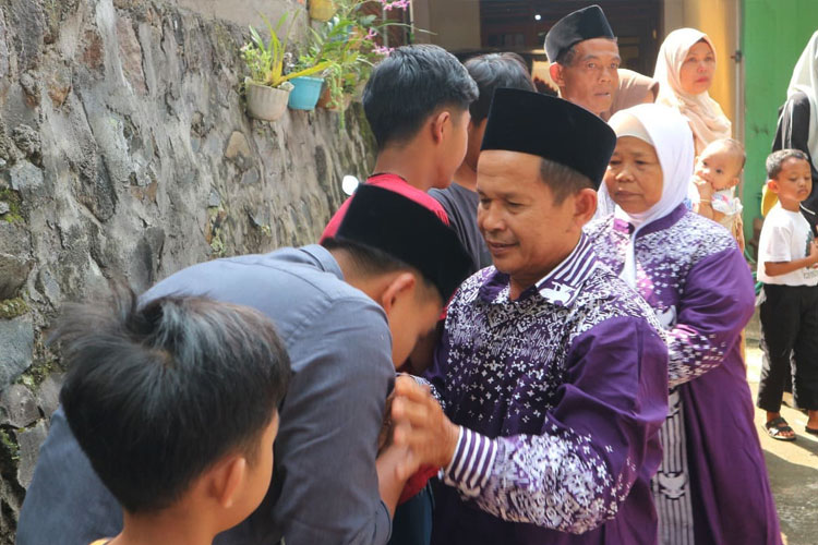 Legiman dan istri siap berangkat haji. (FOTO: Kanwil Kemenag Solo)